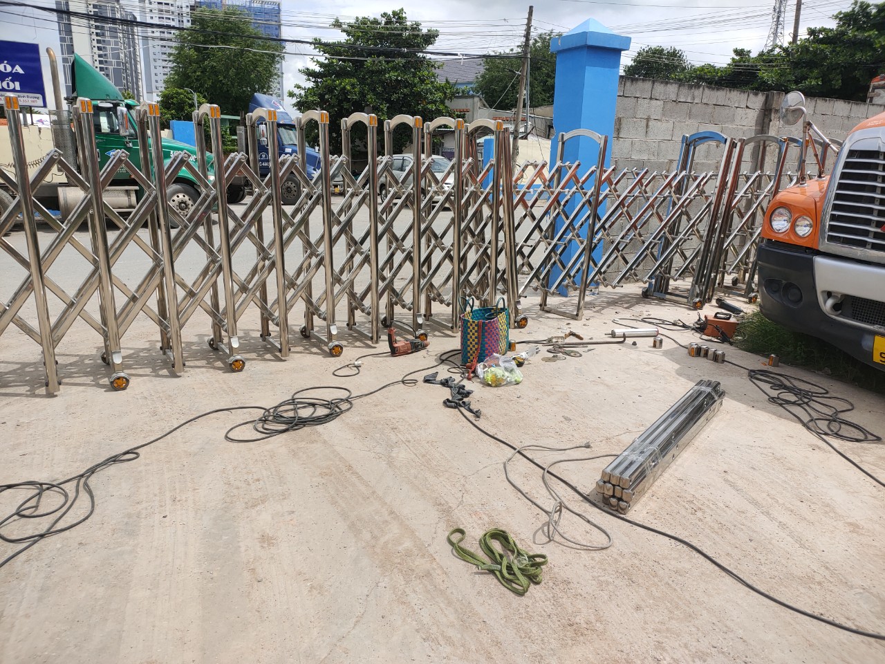 Sửa Cổng Xếp Tại Bình Dương - sửa chữa cửa cổng xếp inox - nhôm tại dĩ an bình dương 
